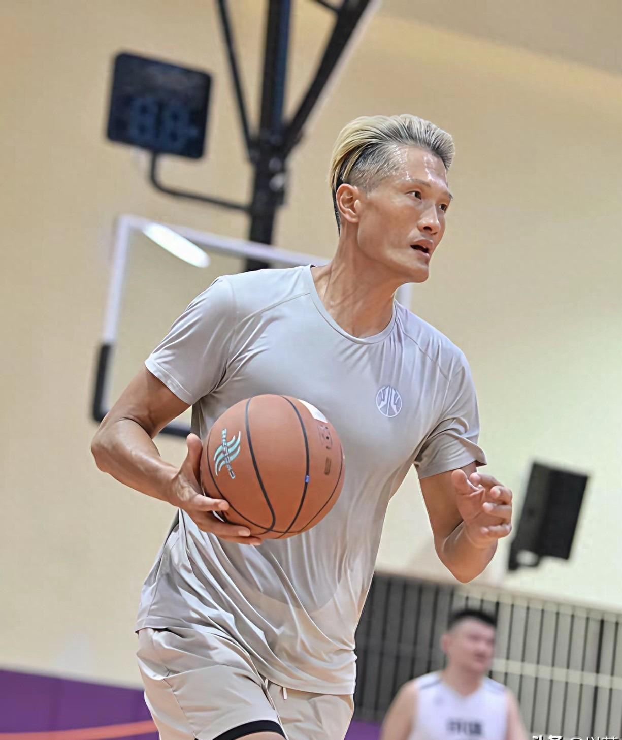 皇冠体育官方网站-季乐：退役后竟然当交警，曾拿3次CBA总冠军，妻子是宏远啦啦队长