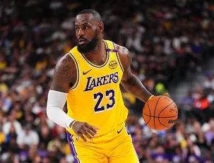 皇冠体育官方入口-詹姆斯半场出战17分钟，投篮15中6得到18分4篮板6助攻3抢断